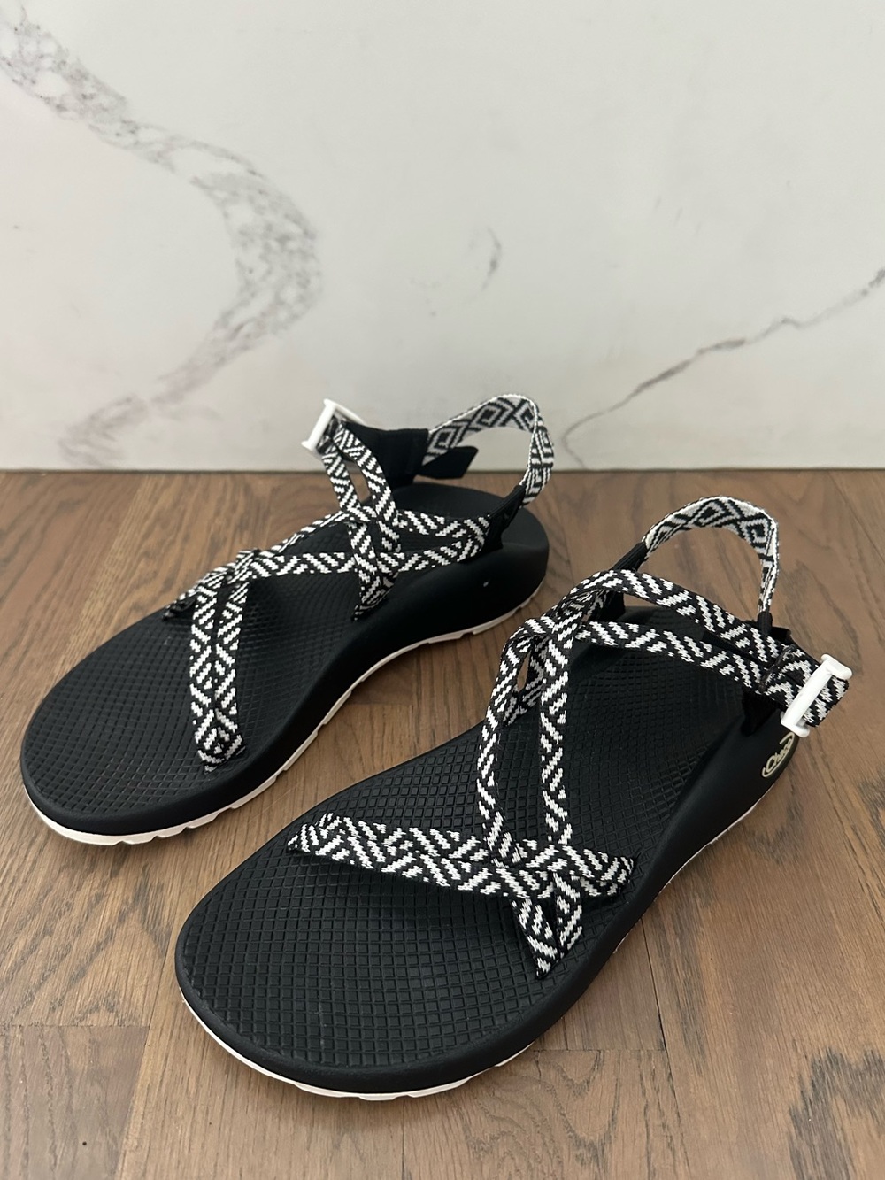 Chaco Women's ZX/1 Cloud Dual Adjustable Straps Cushioned Sandal Black, White 10